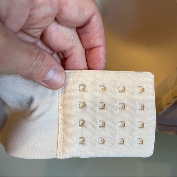 Soma Intimates Enbliss Wireless Bra in Light Nude Color and Black Size 38DDD - Picture 9 of 10